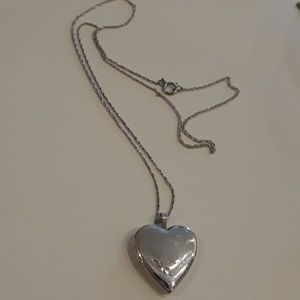 Sterling necklace lockheart with a chain.